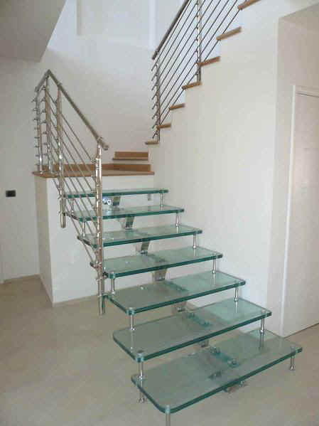 staircase.jpg (20829 byte)